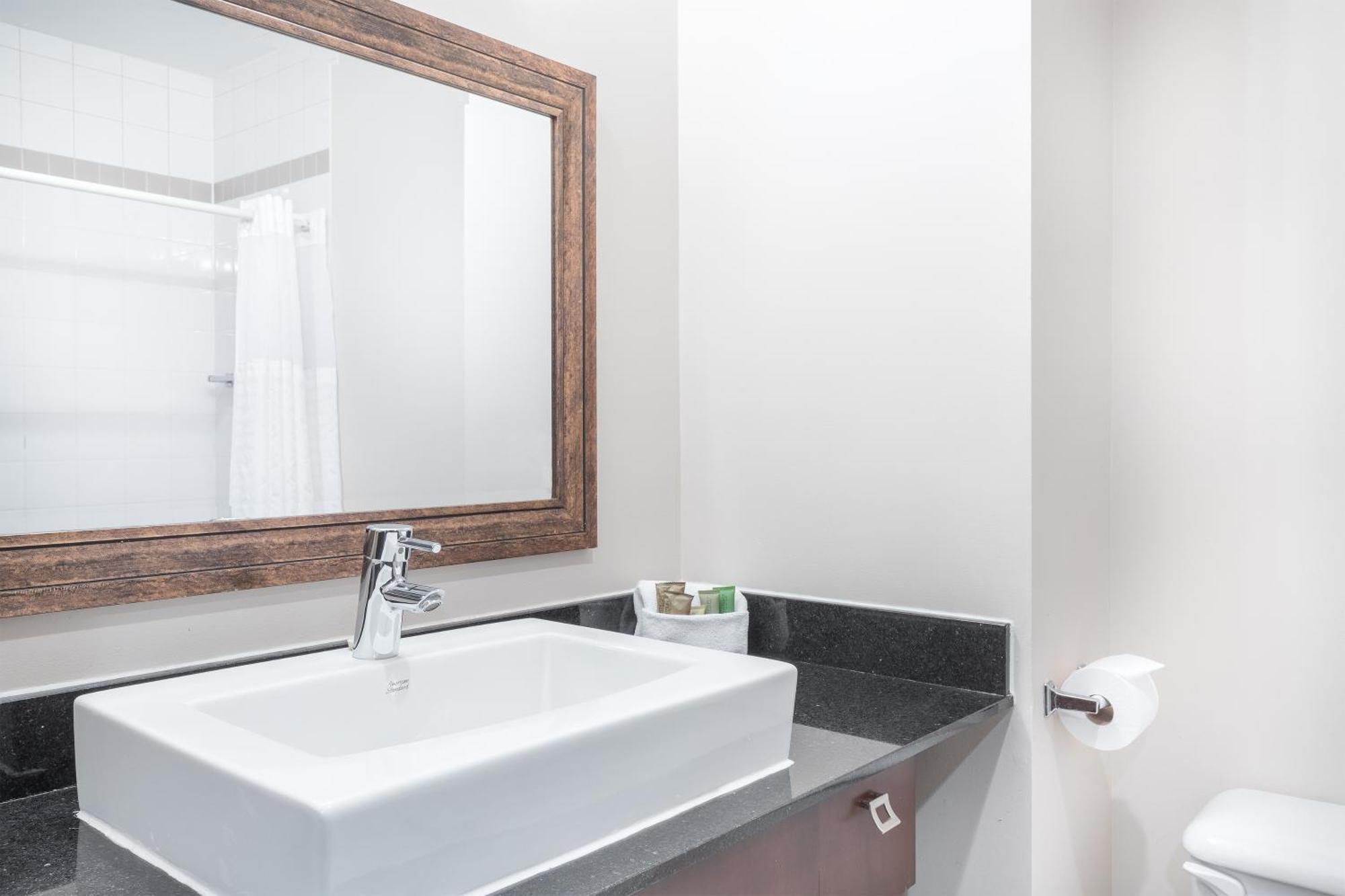 Hotel Ambassadeur Et Suites Квебек Экстерьер фото